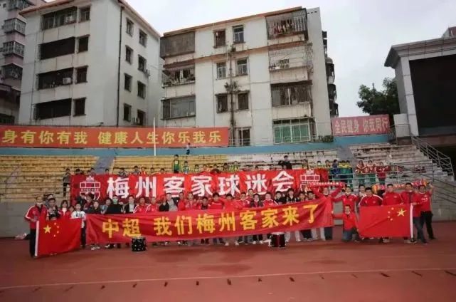 女士穿透明泳衣